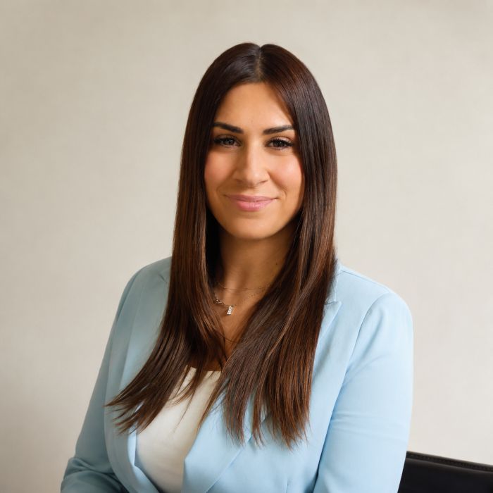 La dottoressa veronica sola nel suo studio di limbiate